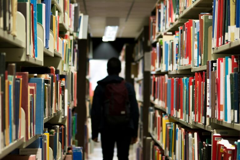 Ambiente universitario con libros para oportunidades de becas y estudios