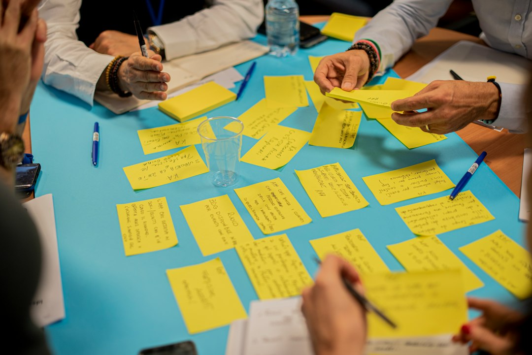 Personas participando en un espacio colaborativo de proyectos comunitarios